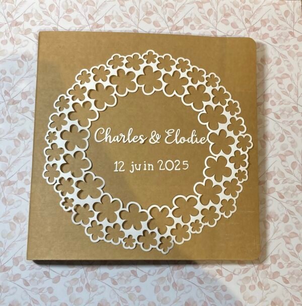 Livre d’or mariage personnalisé fleurs blanches.